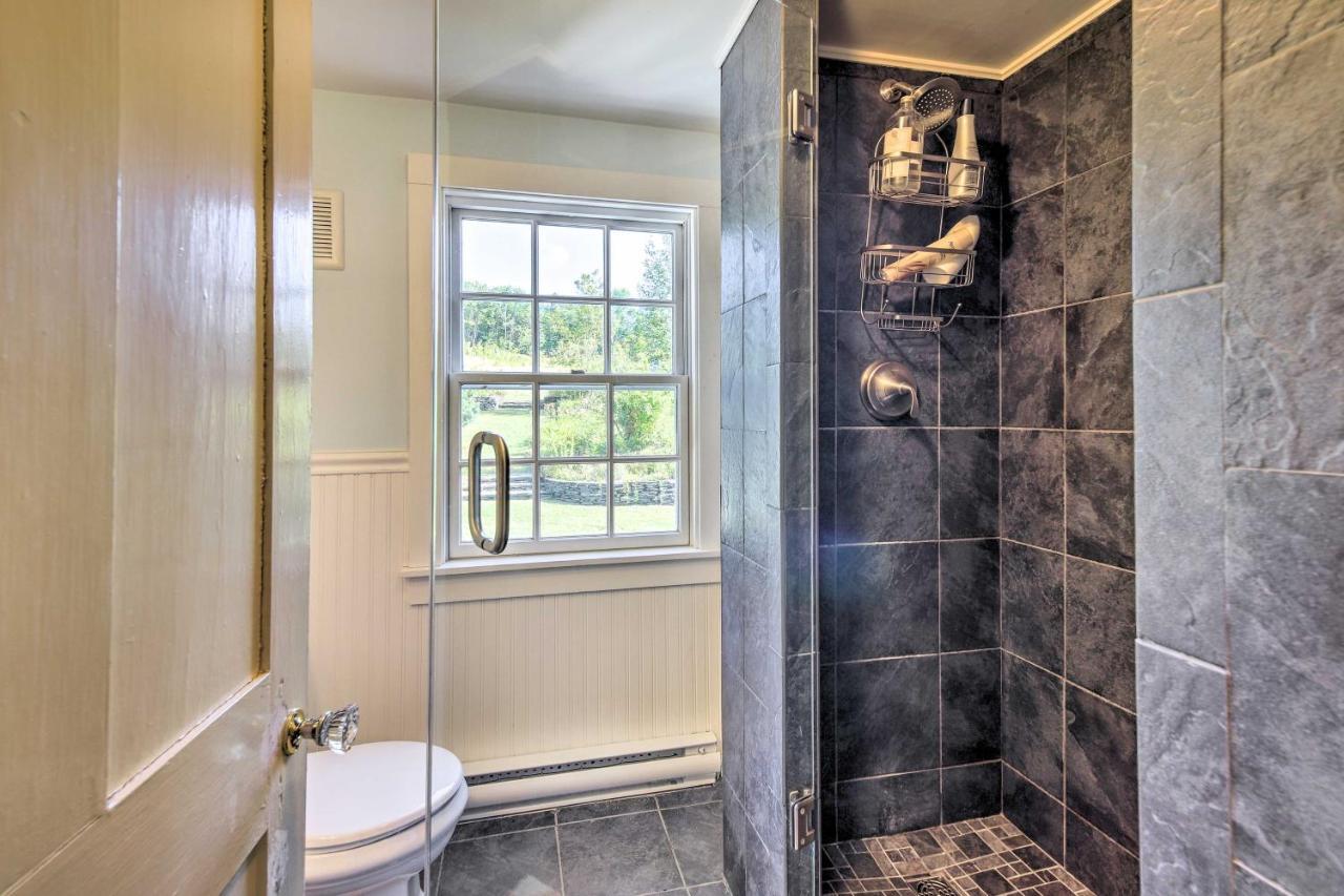 Lovely Brookfield Home With Private Deck And Views Exterior photo